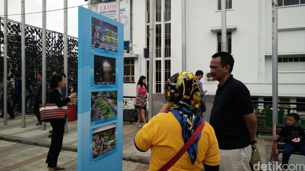 Warga menyaksikan pameran infrastruktur (Foto: Avitia/detikcom)