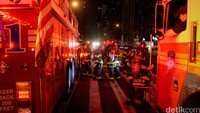 Kepolisian New York (New York Police Department) sudah menutup jalan di sekitar TKP, dan menemukan benda diduga bom kedua. Sejauh ini, lanjutnya, belum ada bukti ini terkait teroris dan tak ada ancaman khusus di Kota New York. (REUTERS/Rashid Umar Abbasi)