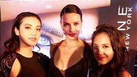 Mereka juga sempat berfoto bersama Adriana Lima.(Dok. Instagram/pevpearce)