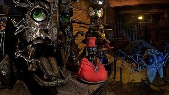 Siap-siap Dikejutkan Robot Monster di Galeri Jerman Ini