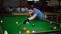 Foto: Sementara bagi kaum lelaki di Gaza yang cukup berduit, pergi ke Sports Club jadi pilihan tempat liburan mereka. Di sini mereka bermain biliar, serta berolahraga (Nidal Al Mughrabi/Reuters)