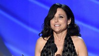 Julia Louis-Dreyfus memenangkan Outstanding Lead Actress In A Comedy Series untuk perannya di Veep. Kevin Winter/Getty Images/detikFoto.