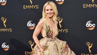 Kristen Bell tampil dengan gaun bermotif bunga berwarna pastel. Alberto E. Rodriguez/Getty Images/detikFoto.