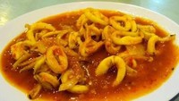 Cumi-cumi yang segar juga enak dimasak cumi saus padang ala warung tenda. Pedas gurihny abikin ketagihan. Membuatnya juga tak sulit, coba lihat langkah-langkahnya di resep ini. Foto: detikFood