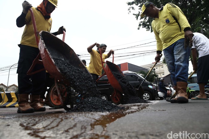 Memasuki musim penghujan banyak jalanan di Jakarta yang berlubang. Petugas Bina Marga pun melakukan penambalan lubang tersebut.