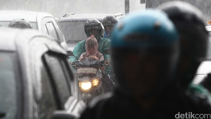 Hujan deras mengguyur wilayah Jakarta hari ini, akibatnya jarak pandang terbatas seperti yang terlihat di kawasan Pasar Senen, Jakarta Pusat, Senin (19/9).