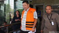Bustami HS berjalan menuju mobil tahanan KPK.