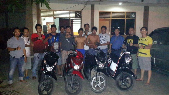 Polisi Ringkus 2 Orang Begal Motor Bersenpi di Karawang