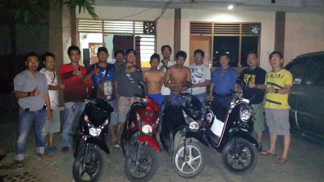 Polisi Ringkus 2 Orang Begal Motor  Bersenpi di Karawang 