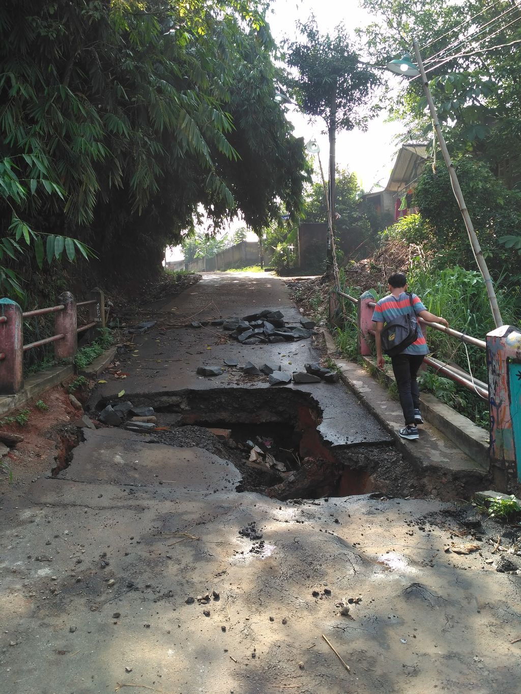 Warga nekat menyebrang meski bahaya (Bartanius Dony/detikcom)