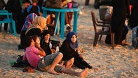 Foto: Ribuan warga Gaza memadati pantai setiap musim liburan tiba. Bagi yang enggan basah-basahan, cukup bersantai di pinggir pantai, sembari piknik bersama teman-teman atau keluarga (Nidal Al Mughrabi/Reuters)