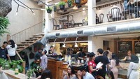 Lucky Cat Coffee & Kitchen di Plaza Festival tengah jadi pembicaraan. Jangan bayangkan ada kucing di kafe ini. Faktor utama daya tariknya karena interior kafe yang menarik. Cocok untuk berfoto.