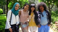 Anggika Bolsterli, Maudy Ayunda, Rachel Amanda, dan Babe Cabita nampak berfoto bersama saat tiba di tempat bersejarah di Intramuros, Manila.