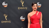 Sedangkan Priyanka Chopra tampak mengenakan gaun merah menyapu lantai. Alberto E. Rodriguez/Getty Images/detikFoto.