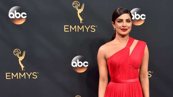 Parade Selebriti Cantik di Emmy Awards 2016 Parade Selebriti Cantik di Emmy Awards 2016