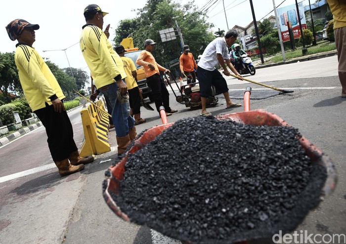 Memasuki musim penghujan banyak jalanan di Jakarta yang berlubang. Petugas Bina Marga pun melakukan penambalan lubang tersebut.