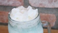 Seasalt Latte berwarna biru dengan rasa bubble gum. Rasanya unik, campuran permen karet dan garam laut. Sehingga ada paduan manis dan semburat gurih. 