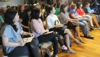 Para peserta mendengarkan tips-tips yang diberik chef Andri. Sambil sesekali mengajukan pertanyaan.