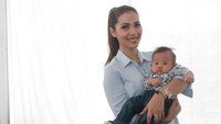 Menikah dengan Dastin Mirjaya Mudijana pada 2004 silam, Nadia telah dikaruniai dua anak perempuan bernama Nadine Andjanimulya Mudijana dan Nuala Andharamulya Mudijana, hadirnya Delmar Bevandimulya Mudijana sebagai putra laki-lakinya semakin melengkapi keluarga kecilnya. Pool/Gus Mun/detikFoto.