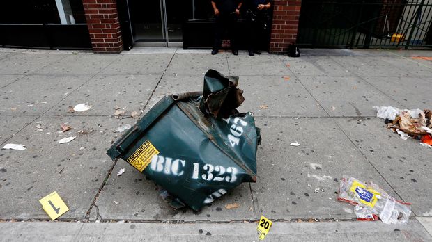 Ledakan bom pertama di New York melontarkan tempat sampah sejauh 53 meter (REUTERS/Justin Lane/Pool)