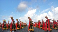 Foto: Selanjutnya, para penari melakukan formasi api. Kemudian berkumpul menjadi 4 kelompok dan mengibaskan kipas merah dan selendang (Ardian Fanani/detikTravel)