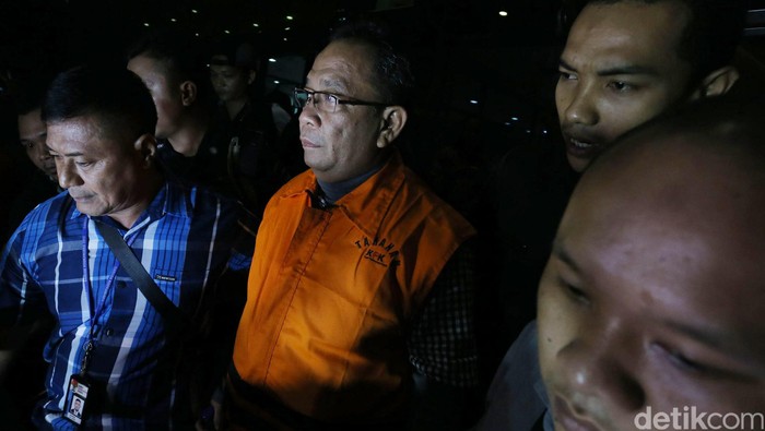 Pasangan suami istri (pasutri) yang diduga menyuap Ketua Dewan Perwakilan Daerah (DPD) Irman Gusman, yakni inisial XSS (suami) dan MMI (istri), keluar dari Gedung KPK, Sabtu (17/09/2016) malam. Mereka kini sudah mengenakan rompi tahanan KPK berwarna oranye. Grandyos Zafna/detikcom