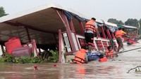 Insiden ini tepatnya terjadi di Ayutthaya, salah satu obyek wisata yang terletak 80 km dari utara Bangkok. Dailynews/via REUTERS.