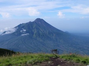 Wanita Muda Pendaki Gunung Sumbing Dievakuasi karena Pingsan Kelelahan