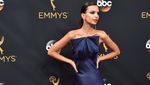 Emily Ratajkowski Tampil Seksi dan Elegan