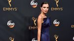 Emily Ratajkowski Tampil Seksi dan Elegan