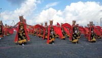Foto: Para gadis cantik tampak menari dengan gemulai. Suasana di tepi Pantai Boom pun semakin meriah (Ardian Fanani/detikTravel)