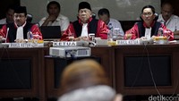 Ketua BK DPD AM Fatwa mendengarkan masukan yang disampaikan para pakar.