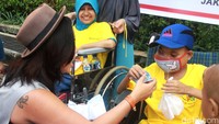 Melaney juga memberikan sedikit rezekinya untuk anak-anak pengidap kanker. Pool/Gus Mun/detikFoto.