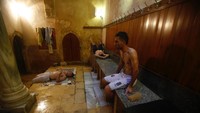 Foto: Bagi para lelaki Gaza, pilihan liburan lainnya adalah pergi ke Hammam. Hammam adalah tempat pemandian air panas, serta sauna yang dipercaya sudah ada di Arab selama kurang lebih 1.000 tahun (Nidal Al Mughrabi/Reuters)
