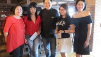 Tiga jam berlalu, cooking class pun berakhir. Dua orang peserta, Thalia Clarissa dan Fransisca Cruz, mendapat door prize masing-masing voucher makan di Akira Back sebesar Rp 500.000.