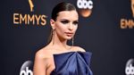 Emily Ratajkowski Tampil Seksi dan Elegan