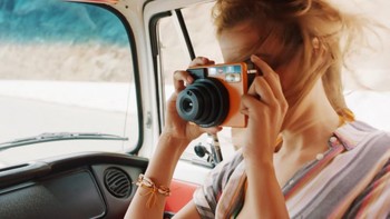 Leica Sofort tersedia dalam tiga pilihan warna, putih, orange dan mint green, dan sejumlah aksesoris resmi dari Leica. Foto: Dok. Leica