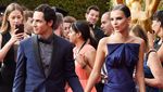 Emily Ratajkowski Tampil Seksi dan Elegan