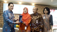 Presiden Direktur BCA Jahja Setiaatmadja (kiri) menghadiri diskusi bertajuk OK:Generasi Baru Kekuatan Ekonomi Indonesia.