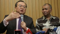 Ketua KPK Agus Rahardjo dan Wakil Kepala KPK Tiongkok menggelar jumpa pers.