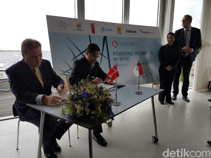 Menteri Rini Saksikan Penandatanganan Perjanjian Suplai Listrik untuk PLN