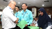 Dirjen Perhubungan Darat Pudji Hartanto menyerahkan penghargaan kepada Muhtamil, pengemudi taksi Blue Bird yang berhasil meraih Juara I Awak Kendaraan Umum Teladan (AKUT)  Nasional 2016. Ist/Kemenhub.