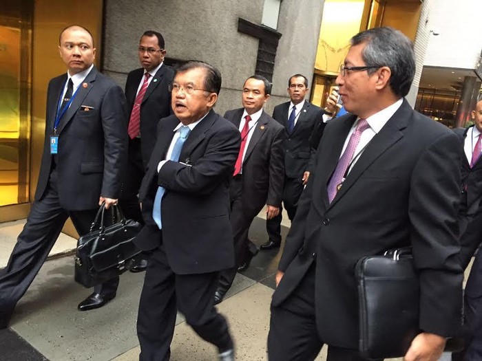 Wapres JK Berjalan Kaki Menuju Markas PBB untuk Berpidato di Sidang Umum