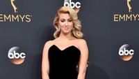Penyanyi Tori Kelly terlihat menawan dengan dress hitam. Alberto E. Rodriguez/Getty Images/detikFoto.