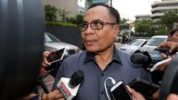 Irman keluar gedung KPK usai dimintai keterangan sekitar 6 jam.
