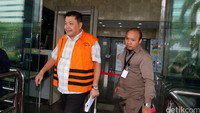 Bustami HS keluar gedung KPK usai menjalani pemeriksaan, Senin (19/9/2016).