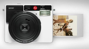 Selain itu ada juga fitur penjepretan multiple exposure dan mode khusus selfie, termasuk sebuah cermin di bagian depan kamera untuk membantu mengatur komposisi saat selfie. Foto: Dok. Leica