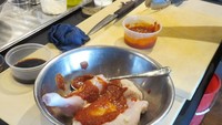 Ayam kemudian diangkat dari air dan dimarinasi tanpa dibersihkan lagi. Diberi campuran bumbu marinasi seperti gochujang, soy sauce, minyak wijen, gochugaru, bawang putih dan bawang bombay.