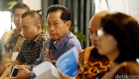 Presiden Direktur BCA Jahja Setiaatmadja mendengarkan pertanyaan saat menjadi pembicara diskusi OK:Generasi Baru Kekuatan Ekonomi Indonesia.
