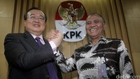 Ketua Komisi Pemberantasan Korupsi Agus Rahardjo bersalaman dengan Wakil Kepala KPK Tiongkok usai melakukan pertemuan di gedung KPK, Jakarta, Senin (19/9/2016).